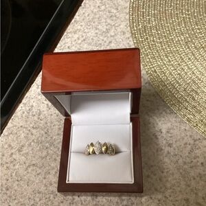 14 kt gold ring.